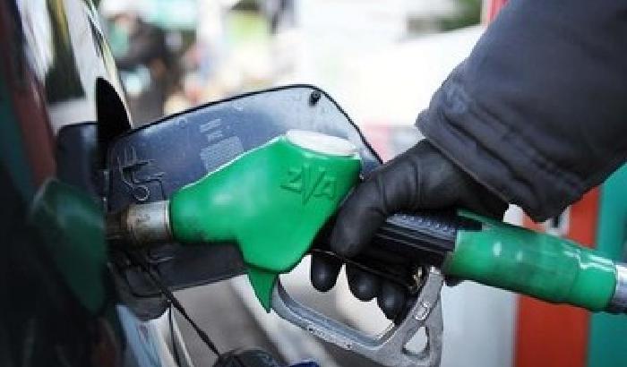 Carburanti: continuano gli aumenti