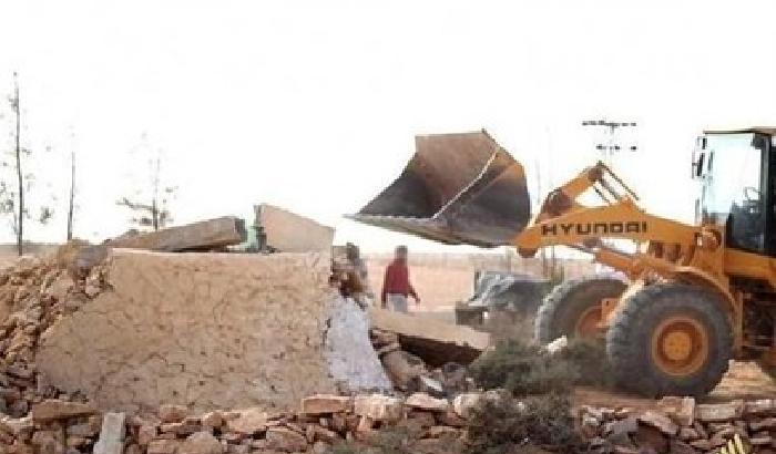 L'Isis con martelli e bulldozer distrugge un tempio Sufi in Libia