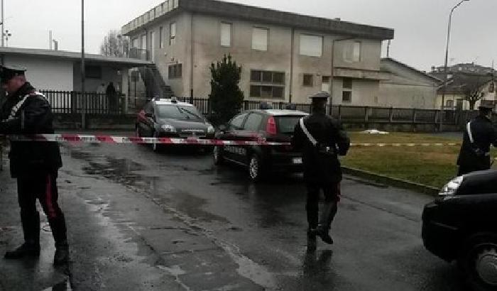 Il parcheggio della palazzina, dove viveva la vittima