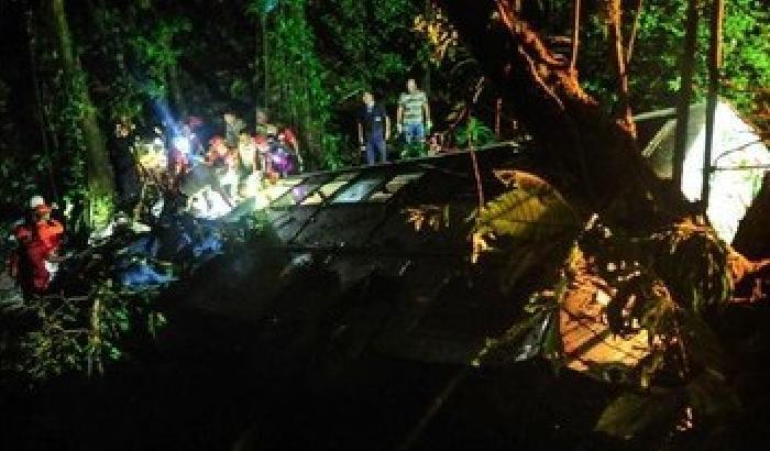 Brasile, autobus precipita da 400 metri: oltre 40 morti