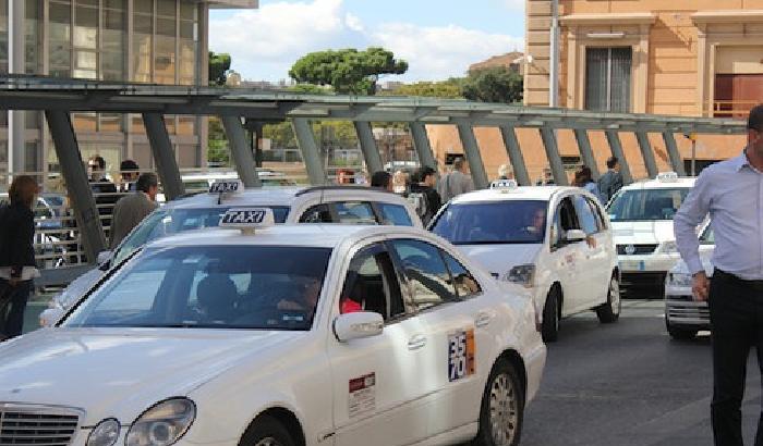 Follia a Termini, tassista minaccia collega con una scimitarra