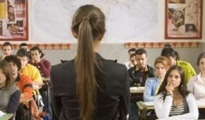 Ha abusato di due studenti, ma la prof non va in carcere