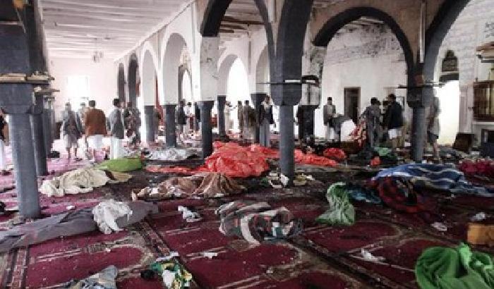 Yemen, strage in tre moschee: 137 morti