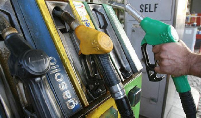 Carburanti: piccoli rialzi alle pompe di benzina