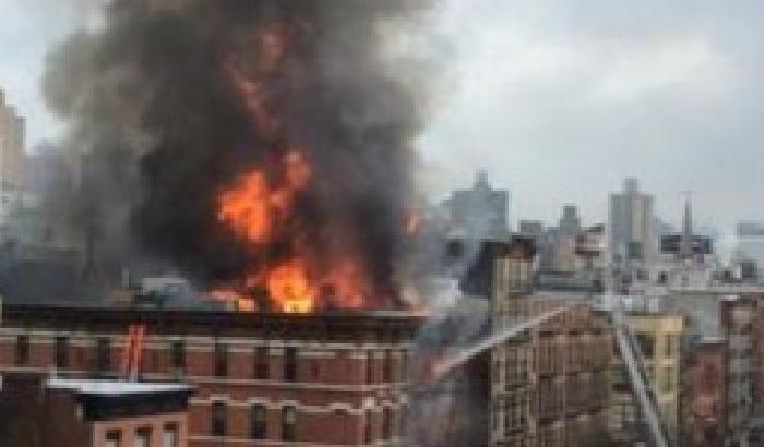 Esplode e crolla una palazzina a Manhattan