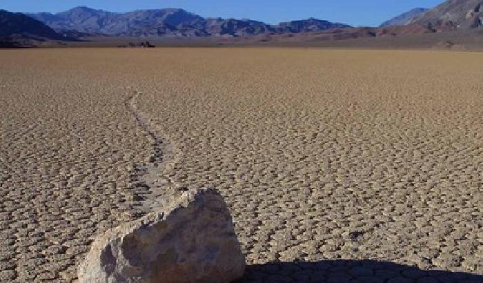 I sassi rotolanti della Valle della Morte: svelato il mistero resta il fascino