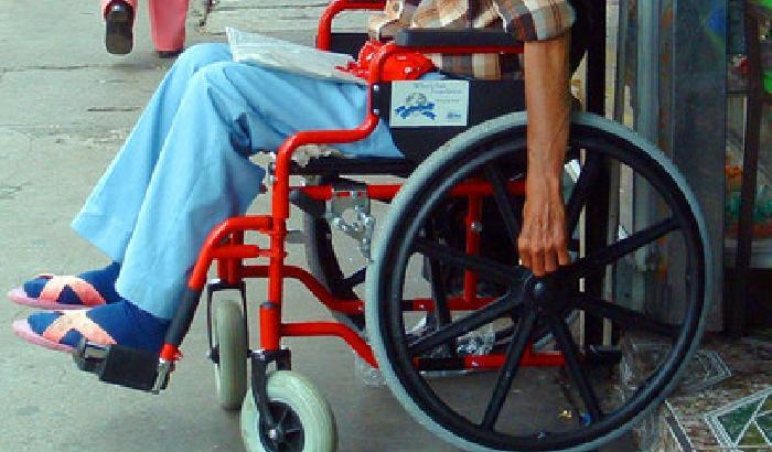 Incredibile: tenta di rubare una sedia a rotelle in ospedale