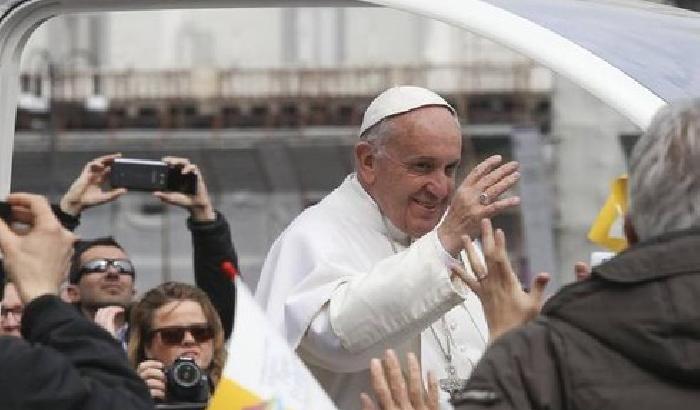 Papa Francesco celebra la Messa di Pasqua a Piazza San Pietro