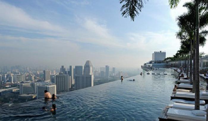 Singapore,  una piscina da brivido sospesa nel vuoto