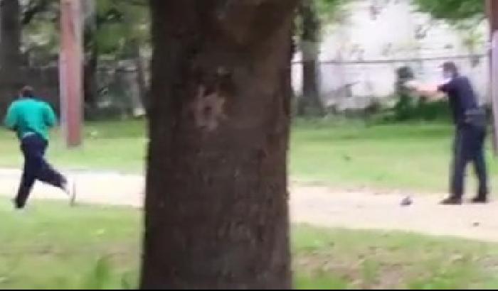 0118C6-NEWS_145613 Poliziotto uccide un afroamericano disarmato, un video lo incastra