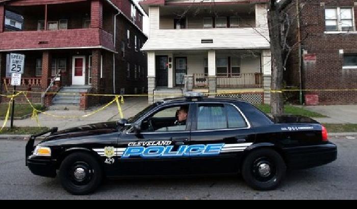 0119A8-NEWS_146034 Trova una pistola incustodita: bimbo di 3 anni uccide il fratellino