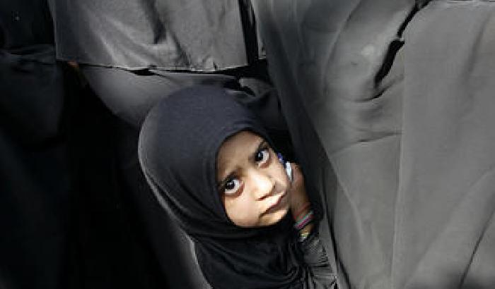 Gli orrori dell'Isis, stuprata a 9 anni: è incinta