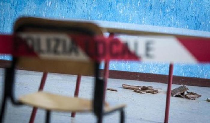 Ostuni, crolla il soffitto in una scuola: 2 bimbi feriti