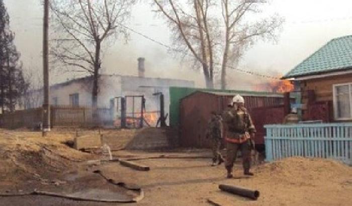 0119D5-NEWS_146129 Terribile incendio in Siberia, 15 morti, 1200 abitazioni distrutte