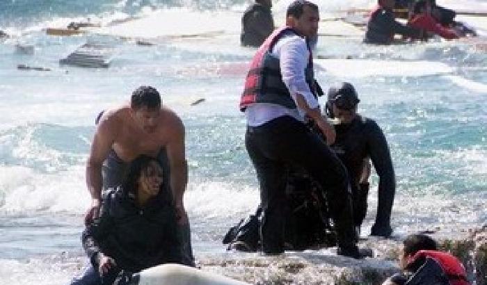 011B00-NEWS_146745 Rodi, affonda barcone con 200 migranti