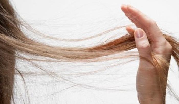Tricotillomania, l'abitudine di tirarsi i capelli