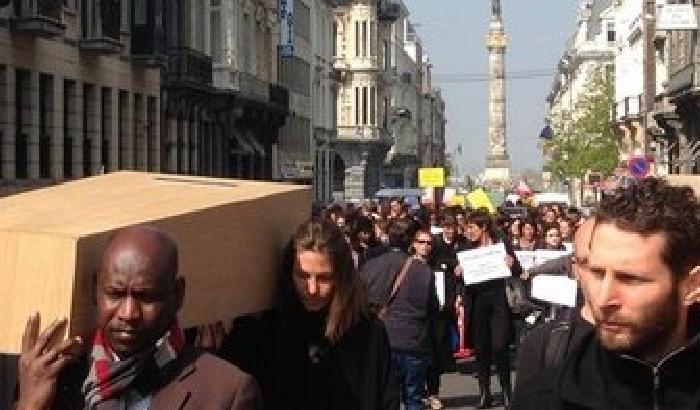 011BBA-NEWS_147055 Migranti, marcia funebre a Bruxelles contro la risposta vergognosa dell'Ue