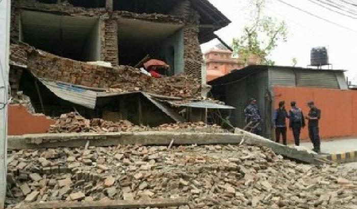 011C0B-NEWS_147214 Terremoto, strage in Nepal: quasi 1500 morti e centinaia di feriti