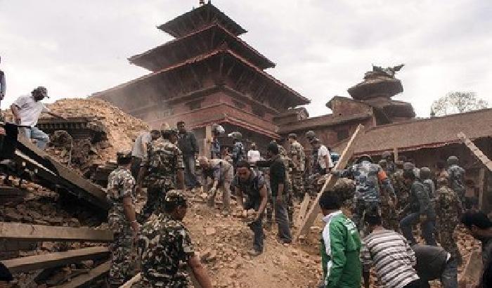 011C3E-NEWS_147354 Nepal, 4mila morti: la terra trema ancora