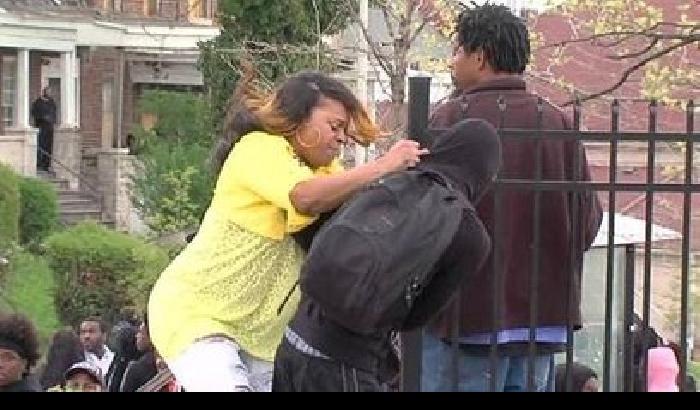 011C77-NEWS_147465 Baltimora, lancia sassi alla polizia: madre lo picchia per strada