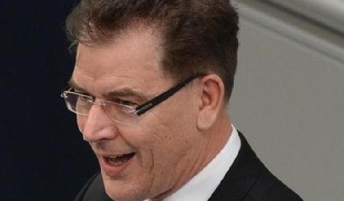 011C99-NEWS_147535 Parla inglese peggio di Renzi: il politico tedesco impazza sul web