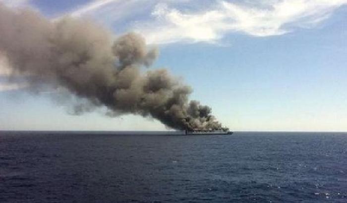 Incendio su una nave italiana: tutti sani e salvi