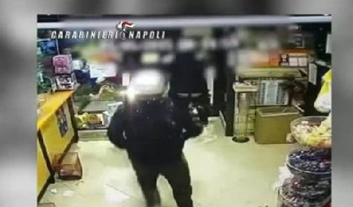 Napoli, baby rapinatori intrappolati nel negozio