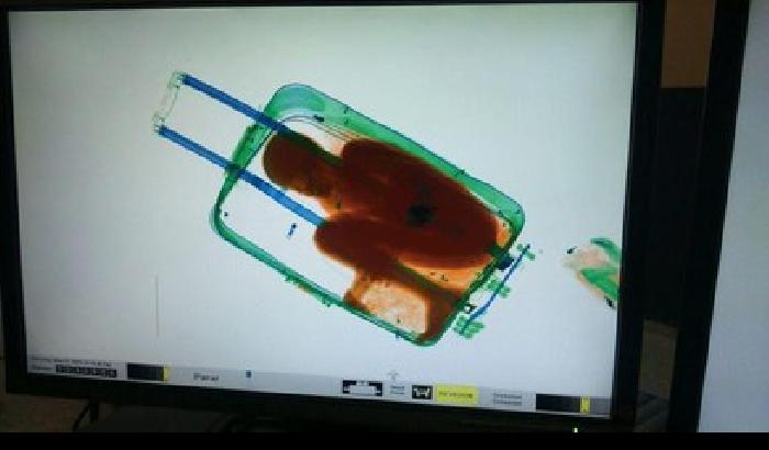 011E5A-NEWS_148422 Spagna, bimbo africano nascosto in valigia tenta di superare la dogana