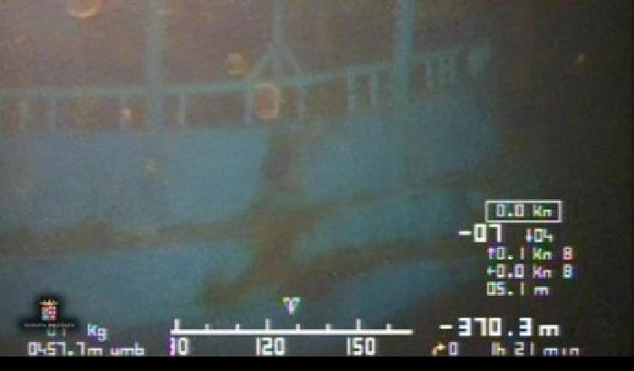 011E61-NEWS_148435 Tragedia nel canale di Sicilia, le immagini del relitto