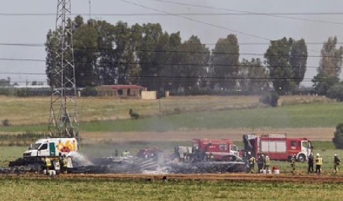 Siviglia, aereo militare si schianta dopo il decollo: 4 morti