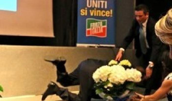 Berlusconi inciampa sul palco: è colpa della sinistra