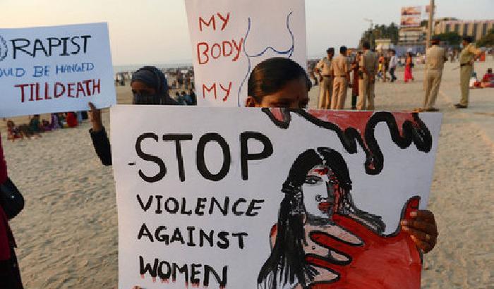 011EA0-NEWS_148541 India, si ribella allo stupro: 15enne muore bruciata viva