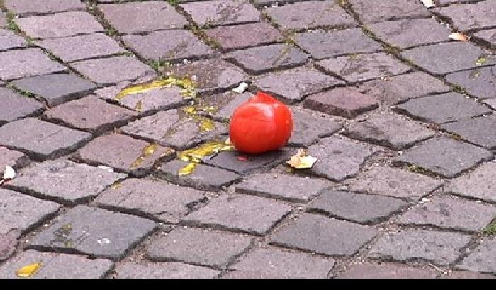 Uova, pomodori e lattine contro Renzi: denunciati in 10