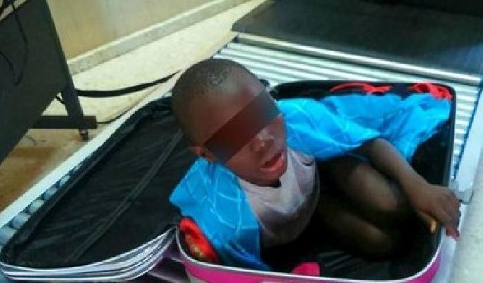 Il bimbo nascosto nella valigia riabbraccia sua madre