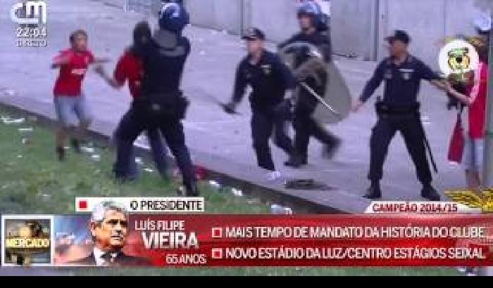 Portogallo: un tifoso picchiato dalla polizia davanti al figlio