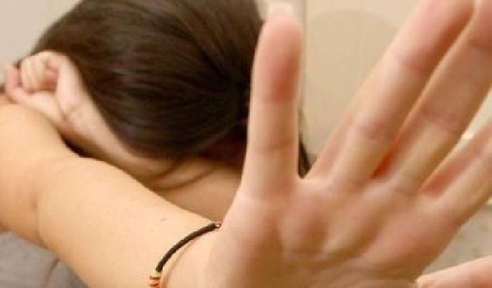 Abusava di una 14enne: poliziotto arrestato