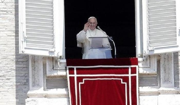 01224B-NEWS_150359 Francesco all'Angelus: non si vive gli uni senza gli altri