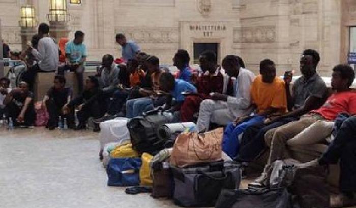 012441-NEWS_151357 Alla stazione di Milano: centinaia di profughi bisognosi di cure