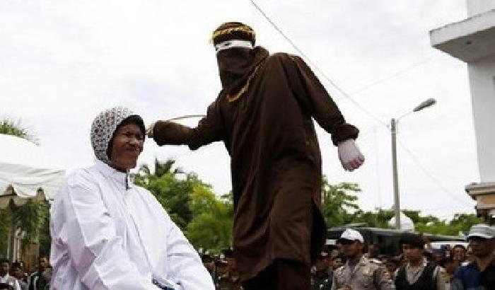 Indonesia, frustate se fanno sesso prima del matrimonio