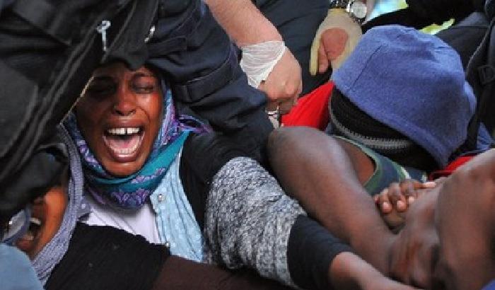 0124F8-NEWS_151747 Ventimiglia, cacciano i migranti pure dagli scogli