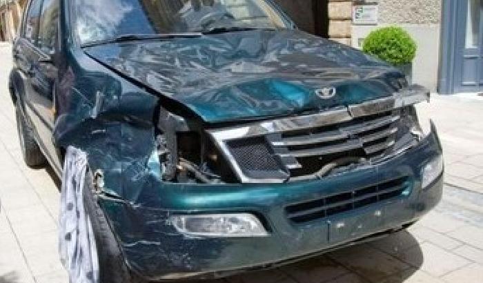 0125DE-NEWS_152187 Austria: si lancia con il suv contro la folla, 3 morti