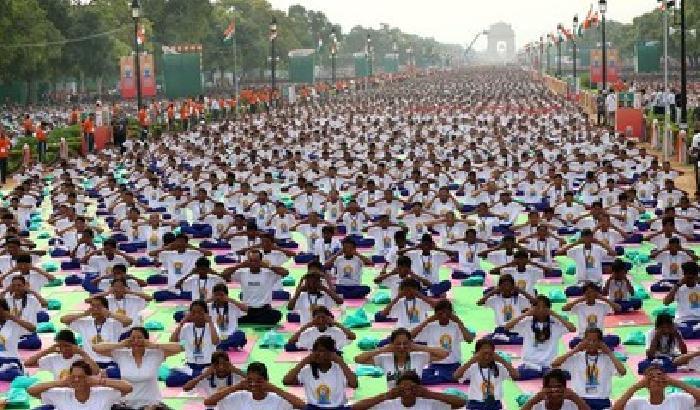 Milioni di indiani partecipano allo Yoga Day