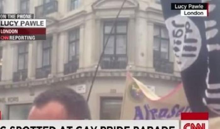 012713-NEWS_152831 Cnn: bandiera dell'Isis al Pride di Londa, ma le scritte sono sex toys