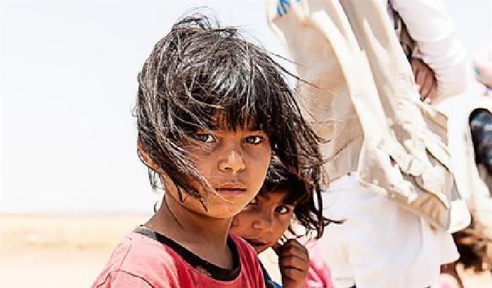 Pistole che sparano caramelle: viaggio tra i piccoli siriani rifugiati