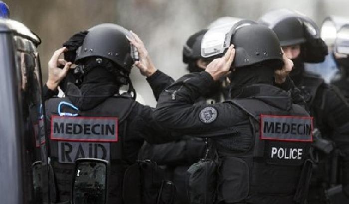 Paura a Parigi: liberati 18 lavoratori, ostaggio di una banda armata