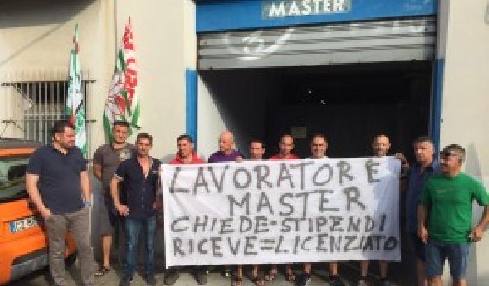 Messina, chiede chiarimenti sugli stipendi non pagati: lo licenziano