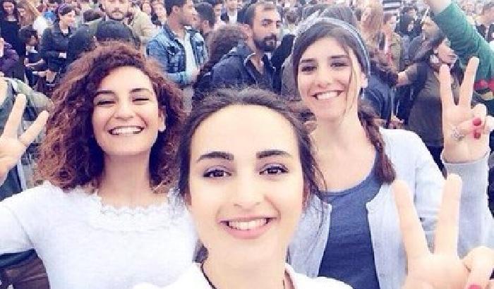 012AD0-NEWS_154823 I sorrisi belli delle ragazze curde prima della strage di Suruc
