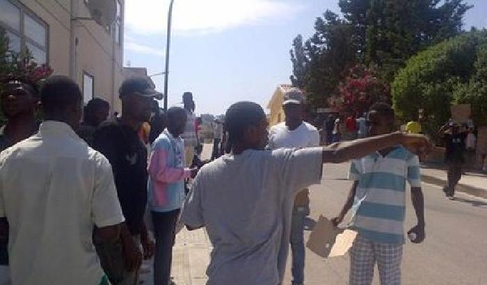 012AF1-NEWS_154901 Sassari: lite fra migranti, un accoltellato