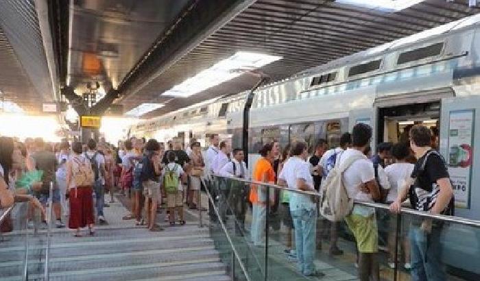 Roma, caos metro: i passeggeri infuriati assaltano la cabina del macchinista