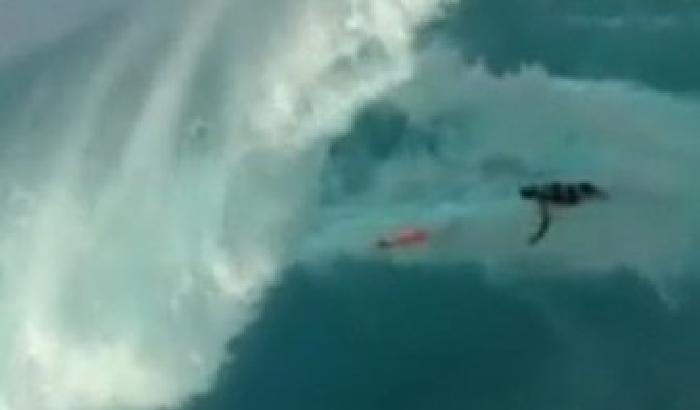 Surfista sardo travolto da un'onda incredibile (video)